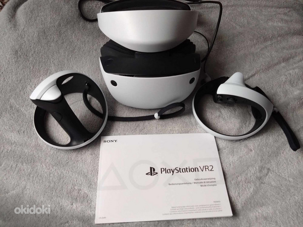 Очки виртуальной реальности Playstation VR и контроллеры (фото #2)