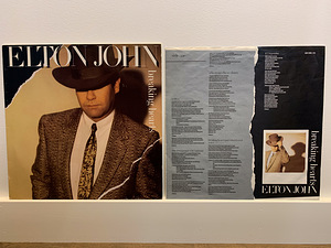 Elton John "Breaking Hearts" (Vinyl) (2 foto / 6)