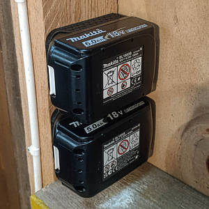 Держатель для аккумулятора Makita 18V (3 фото из 5)
