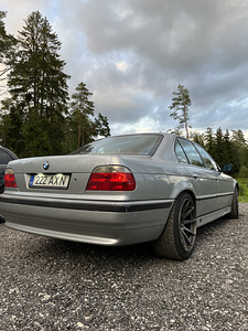 M/V BMW 730i (5 foto / 7)