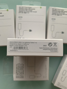 Оригинальное зарядное устройство для iPhone. (3 фото из 4)