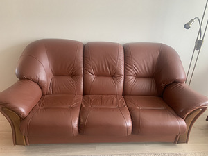Nahkmööbli komplekt (lahtikäiv diivan, 2 tugitooli ja tumba) (2 foto / 4)