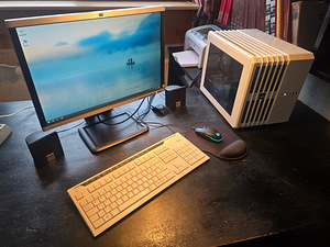 Lauarvuti + monitor + laserprinter + kõlarid (1 foto / 6)