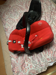 Beebi turvahäll autosse, koos alusega (2 foto / 2)