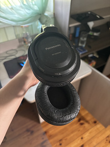 Panasonic juhtmevabad RF-kõrvaklapid koos laadimisalusega (1 foto / 4)