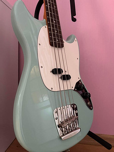 Squier Mustang Bass (7 foto / 7)