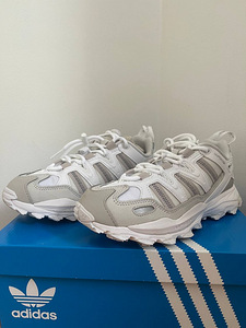 UUED Adidas tossud Hyperturf