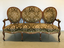 Старый диван-кушетка в стиле рококо