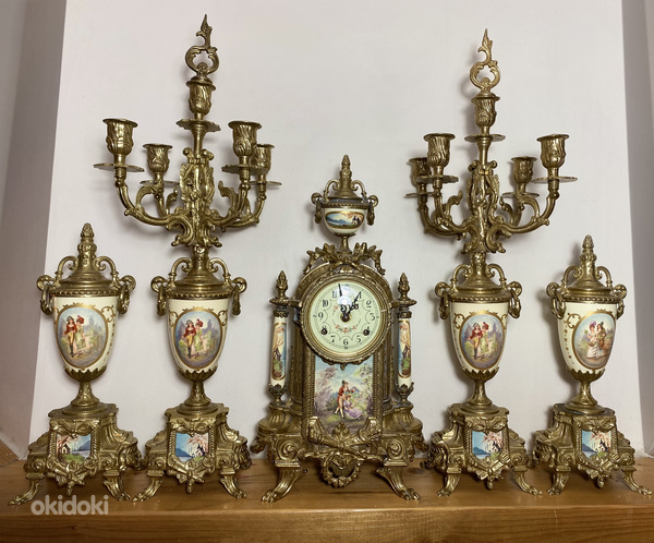 Каминные часы с подсвечниками и вазами