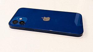 iPhone 12 64 ГБ (3 фото из 4)