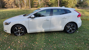Volvo V40 Momentum D2 (3 foto / 12)