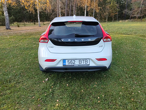 Volvo V40 Momentum D2 (4 foto / 12)