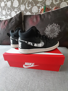 Кроссовки NIKE (1 фото из 1)