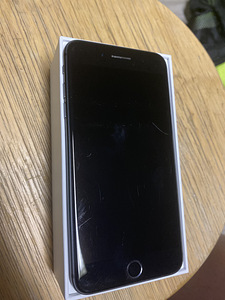 iPhone 8 + (2 фото из 2)
