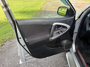 Toyota RAV4 2.2 (9 foto / 15)