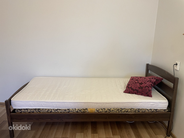 Деревянная кровать для одного человека (фото #2)