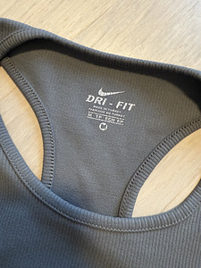 Nike спортивный топ (2 фото из 3)