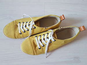 Желтые теннисные туфли/кеды 38 размера.