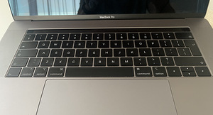 Macbook Pro 15 2019 touchbar / Broken display (4 foto / 4)