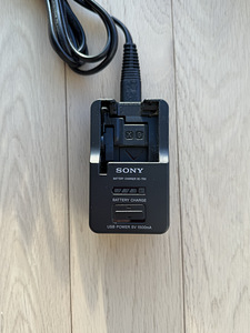 Sony BC-TRX laadija fotoaparaatidele ja USB-seadmetele (2 foto / 3)