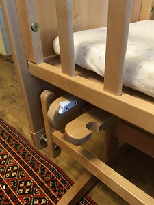 Mothercare Kiikuv beebivoodi/ häll kasepuidust koos madratsi (2 foto / 3)