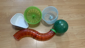 Продам клетку с игрушками. (1 фото из 2)
