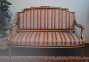 Небольшой диван 19 го века.