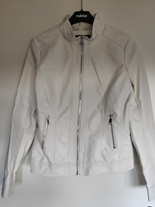 Белая женская куртка