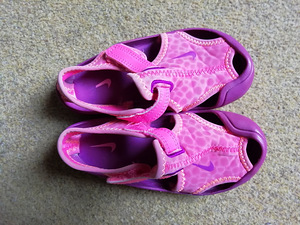 Детские сандалии NIKE (2 фото из 3)
