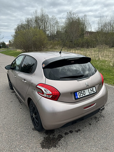 Peugeot 208 (2 фото из 8)