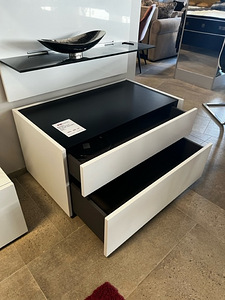 Kummut DA - DO 90 x 53 x 57 white/black matt (1 foto / 2)