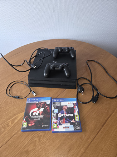 PlayStation 4 Pro 1TB +2 пульта +2 игры