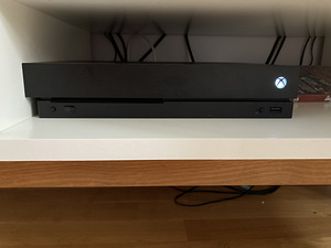Xbox one x 1TB + 3 mängu (1 foto / 2)