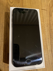 iPhone SE 2020. Black. 128GB. (4 foto / 8)