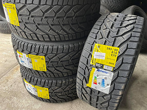 245/40/18 Kormoran Snow 97V XL lamellrehvid (1 foto / 1)