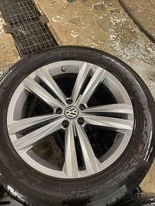 VW ОРИГИНАЛЬНЫЕ диски 19x8.5 с датчиками + шины (3 фото из 6)