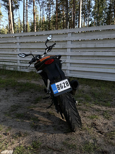 KTM Duke 125 2011 (3 foto / 4)