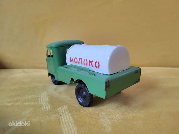 Старый жестяной молоковоз УАЗ советских времен, 1970-е годы. (фото #9)