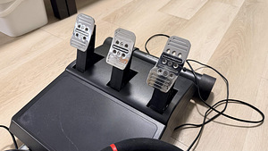 Thrustmaster T300 с двумя рулями, педалями и подставкой для руля (3 фото из 4)