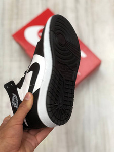 Nike кроссовки Jordan 1 Retro Black and White (3 фото из 4)