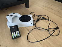 Xbox series s + 1 пульт + 4 аккумулятора с зарядным устройст
