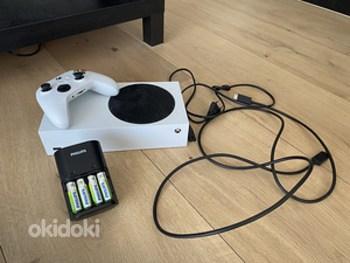 Xbox series s + 1 пульт + 4 аккумулятора с зарядным устройст (фото #1)