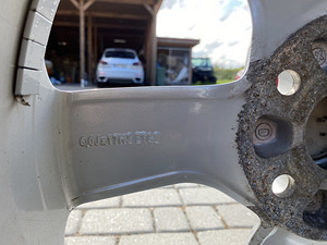 Оригинальные диски Audi с шипованной резиной Bridgestone 17x6.5 (3 фото из 6)