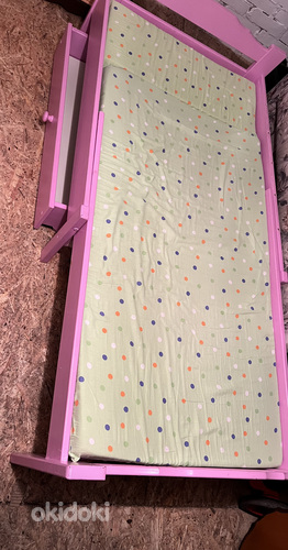 Детская кровать с матрасом и ящиком для белья. (фото #1)