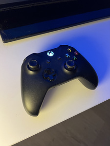 XBOX ONE 500GB + gamepad + 2 game (2 foto / 5)
