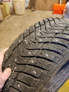 Продам зимнюю резину с дисками 205/55r16 (2 фото из 3)