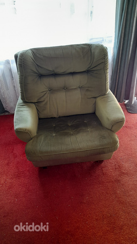 Зеленое бархатное кресло (фото #1)