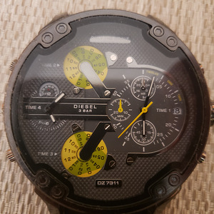 Часы DIESEL (4 фото из 4)