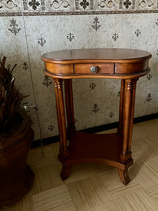 Консольный стол (1 фото из 3)
