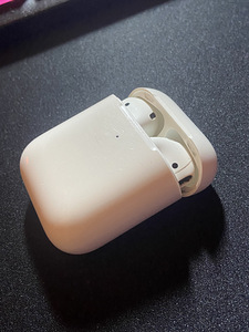 Airpods 1. Чехол 2-го поколения. (3 фото из 4)